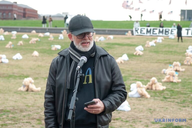 У центрі Вашингтона зібрали сотні плюшевих ведмедиків у пам’ять про загиблих дітей в Україні